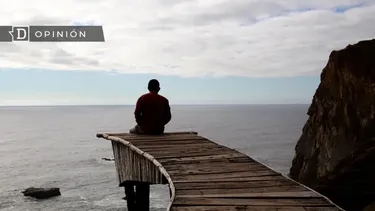 El Desconcierto | 22730 una persona sentada en un muelle mirando el mar.webp