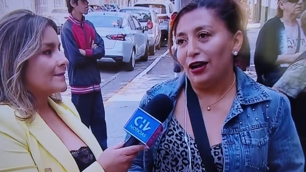 Pincoya a lo rockstar: Fans le piden fotos y la saludan mientras se excusa por no votar