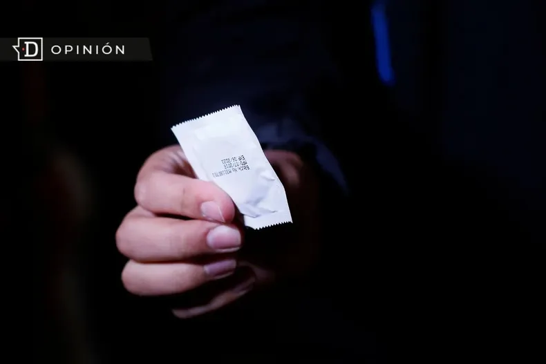 22219 la mano de un hombre sosteniendo un condon.webp
