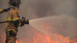 Ministro acusa que empleadores no están dando permiso a bomberos para faltar al trabajo