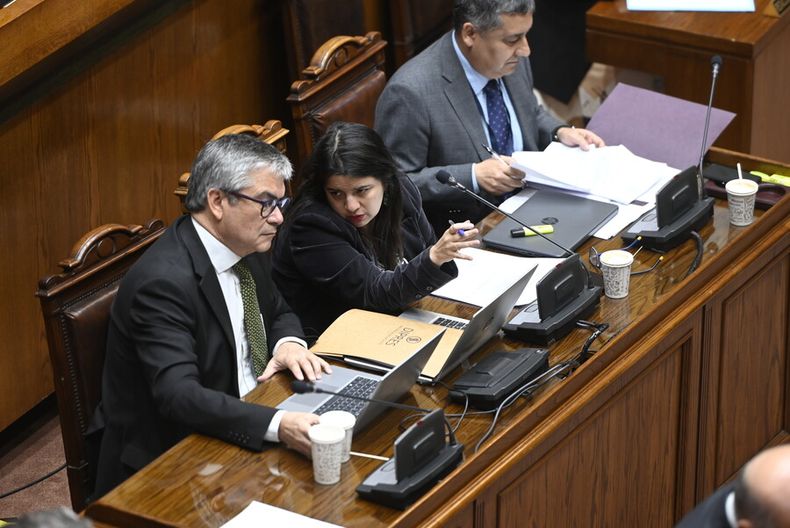 7677 ministro marcel en discusion por ley de presupuesto.jpg