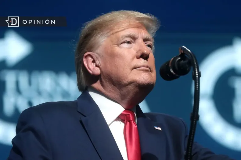 26407 foto de perfil de donald trump en un escenario.webp