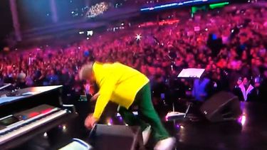 VIDEO| “¡A la miércoles!”: Fito Páez tropieza en escenario y casi se lleva más que las dos gaviotas