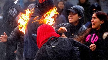 Las fotos que muestran cómo dos jóvenes resultan quemados tras intentar lanzar una bomba incendiaria
