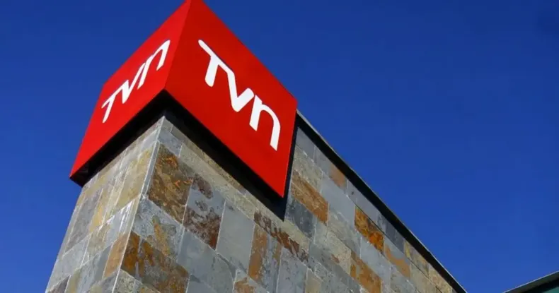 tvn acuso a periodista de no cubrir incendio y emitir programa grabado lo despidieron y canal le pagara 122 millones.webp