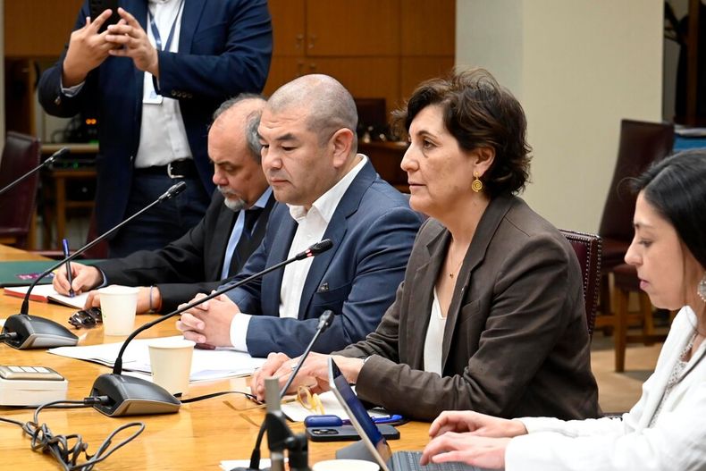 8307 la misnitra de salud ximena aguilera el super intendente de .jpg