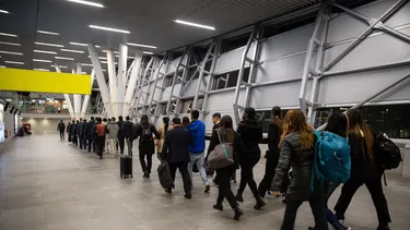 86 extranjeros expulsados en vuelo chárter hacia Bolivia y Colombia por delitos graves