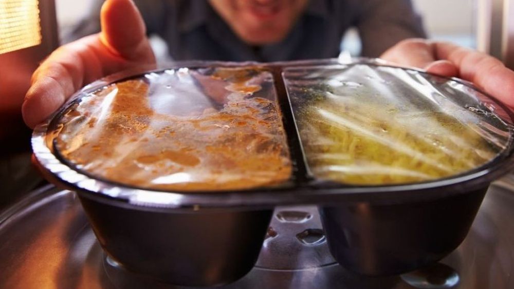 Estudio en comidas para bebé detecta que calentar en microonda en envase plástico daña la salud