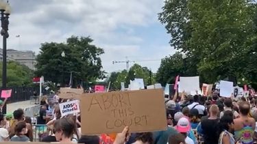 “Abortemos al Tribunal”: La ira de las mujeres en EE.UU. estalla ante el Supremo