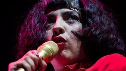 VIDEO| “Hay saqueos, hay robos”. Mon Laferte llega a la Embajada de Chile en México para manifestarse contra el sesgo comunicacional