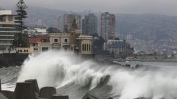 Anuncian marejadas en costas de Chile por sistema frontal: Revisa los sectores afectados
