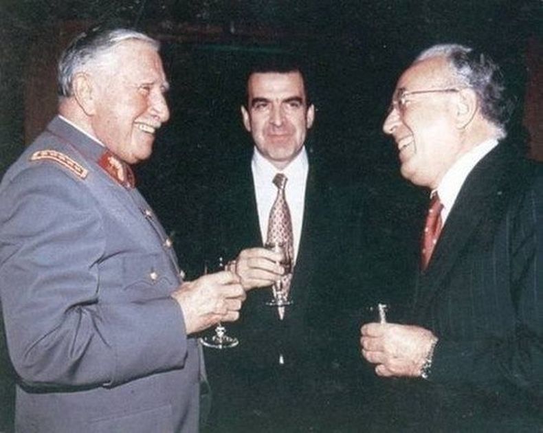 PINOCHET CHUPEN LA CORNETA.jpg