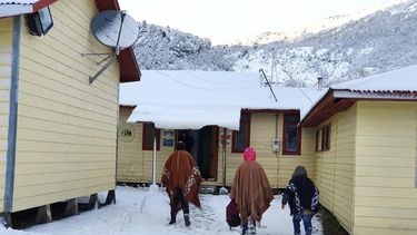 Profesores y alumnos quedan aislados en pequeña escuela del Alto Biobío: “Hoy está nevando”