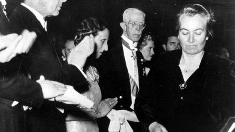 gabrielamistral2 500x281 1.jpg