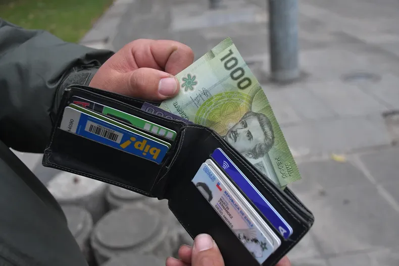 la historia del cliente bancario victima de fraude por 1 5 millones que quedo sin respuesta por equivocarse en mil pesos.webp