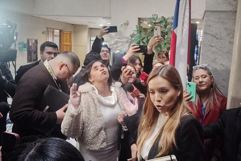 Fuerte discusión entre senadoras Fabiola Campillai y Camila Flores. Créditos: Agencia Uno.