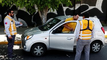 Autos sin patentes pueden ser sometidos a control policial por sospecha