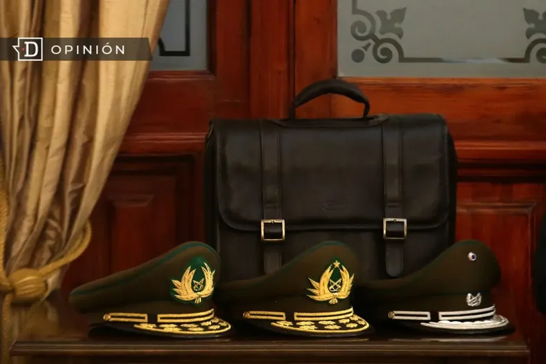 15076 gorras de oficiales de carabineros dejados en un mueble.webp