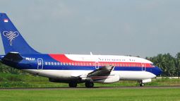 Indonesia: Desaparece avión comercial con 56 pasajeros tras perder 3 mil metros de altitud