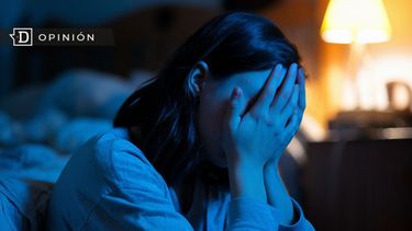 El Desconcierto | 6900 imagen de una mujer en su pieza cubriendose el rostro.jpg