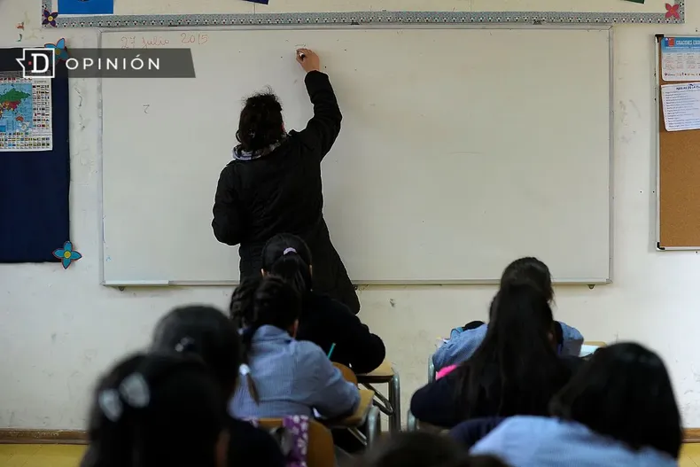 10520 profesora en una sala de clases.webp