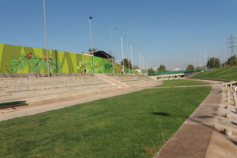 Parques inundables, corredores ecológicos y humedales urbanos ya operan en Chile para contener crecidas. Tras el aluvión en Las Condes, la discusión se centra en cómo escalar estas obras en un escenario de menor financiamiento para resiliencia urbana.
