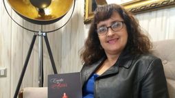 La historia de la escritora aficionada que ha vendido casi cinco mil copias de su libro recorriendo plazas y bares