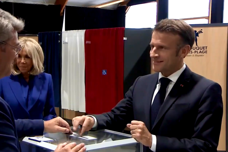 1255 macron.png