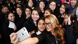 Cathy Barriga inicia ciclo para Niñas Empoderadas y taller de ondulación de pestañas en Maipú