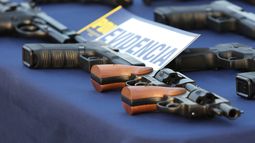 Prohibición total de armas en Chile: Expertos analizan si es viable la propuesta de Boric