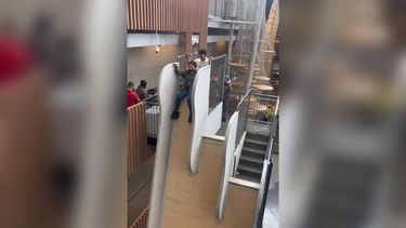 El Desconcierto | video se desliza hacia el abismo mujer se lanza desde tobogan en caida libre.jpeg