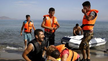 Cerca de 60 inmigrantes murieron tras hundimiento de embarcación frente a costas de Túnez y Turquía