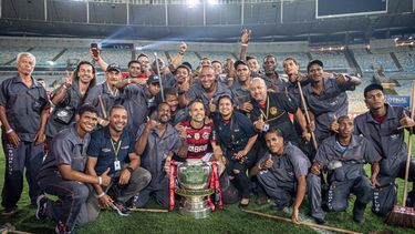El Desconcierto | Capitan de Flamengo junto a trabajadores de limpieza del club.jpeg