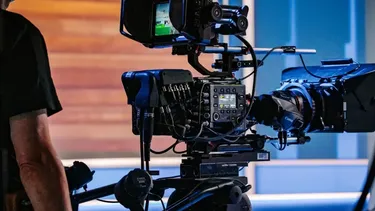 La millonaria deuda de canal de TV tras demanda que agrava su crisis financiera y que podría llevarlo a la quiebra