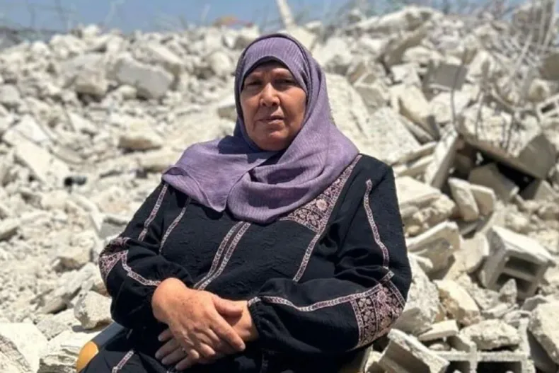 19395 mujer palestina sentada frente a.webp