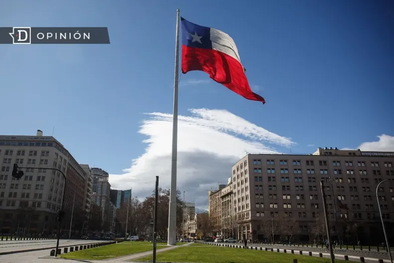 27270 bandera de chile flameando.webp