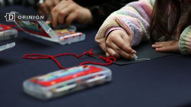 El Desconcierto | 4953 manos de una nina dibjando en una mesa.jpg