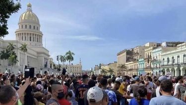 Miles de manifestantes toman las calles en Cuba al grito de libertad