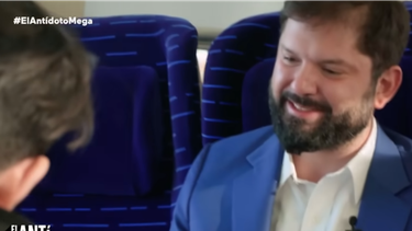 “Está en el exilio”: El “chiste negro” de Boric sobre Jackson en el nuevo programa de Copano