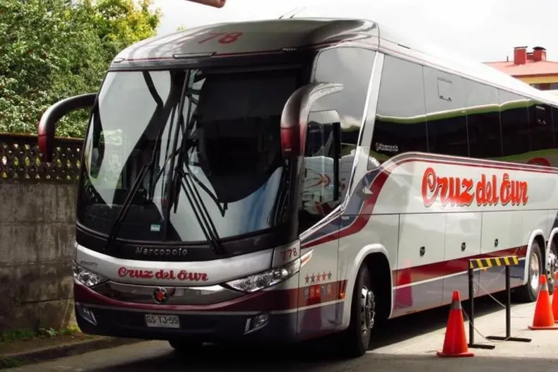 pasajeros lesionados en accidente de bus defienden en la suprema su indemnizacion cruz del sur no logro rebajarla a 500 mil.webp