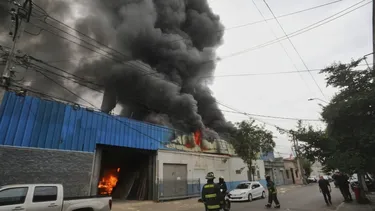 Incendio de grandes proporciones en fábrica de muebles provoca alta congestión en Santiago