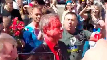 VIDEO| El momento en que el embajador ruso en Polonia es atacado con pintura roja