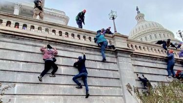 Jefa de Policía del Capitolio alerta de posible plan de radicales para explotar el edificio con Biden dentro