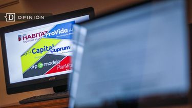 El Desconcierto | 7087 un computador con logos de distintas afp en la pantalla.jpg