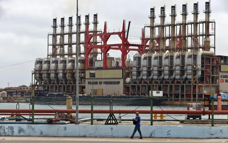 planta flotante de generacion electrica en el puerto de la habana.webp