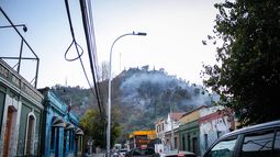 Rayados llamaron a quemar el lugar: Investigan posible intencionalidad en incendio que afecta al cerro San Cristóbal