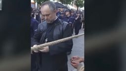 VIDEO| Sacerdote humilla a anciano indigente que le pidió ayuda