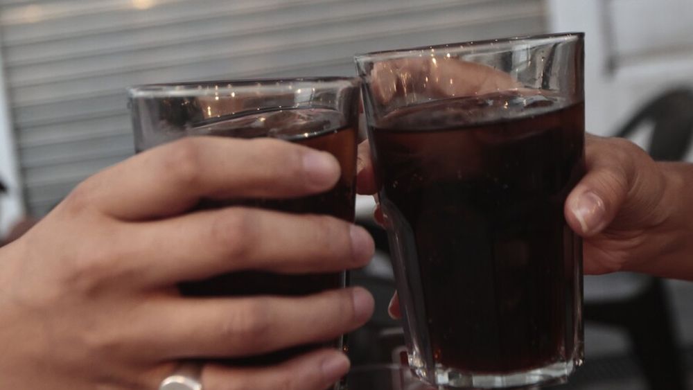 Chilenos triplican cifra mundial de consumo de bebidas azucaradas: 459 muertes por año asociadas
