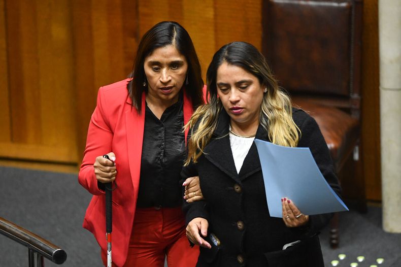 Senadora Fabiola Campillai siendo asistida en el Congreso - Agencia Uno
