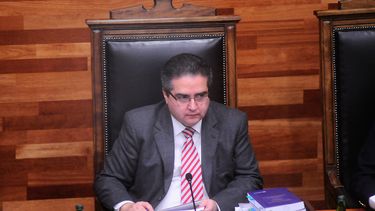Me siento feliz cuando capto tu interés y atención: Los mensajes que Carlos Carmona envió a alumna que lo denunció por acoso